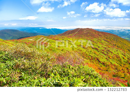 福島縣西鄉村的赤面山，被秋葉染紅 132212783