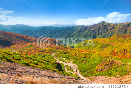 栃木縣那鬚町的姥平染滿了秋葉 132212784