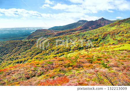 從福島縣西鄉村赤面山眺望紅葉染紅的茶臼山和朝日山 132213009