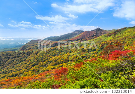 從福島縣西鄉村赤面山眺望紅葉染紅的茶臼山和朝日山 132213014