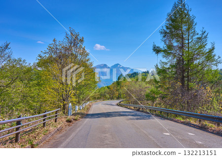 A view of the southwest side (Mount Bandai, Kushigamine, etc.) from the Bandai-Azuma Lake Line near Sanko Paradise in Yama County, Fukushima Prefecture, with fresh greenery. 132213151