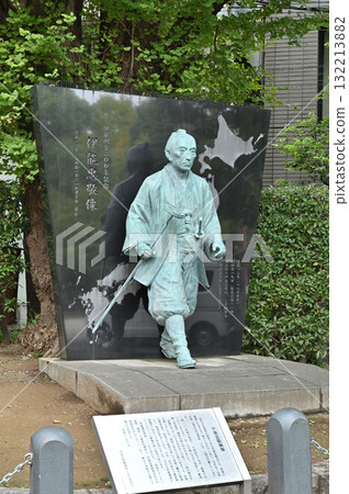 Strolling around Monzen-Nakacho: Bronze statue of Ino Tadataka at Fukagawa Hachimangu Shrine 132213882