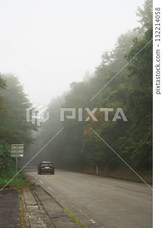A foggy autumn road in the mountains of Maniwa City, Okayama Prefecture 132214058