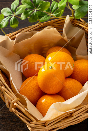 籃子和木紋背景中的新鮮金橘 132214145