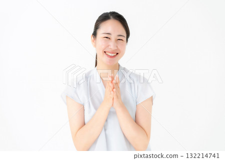 中間的女性微笑 132214741