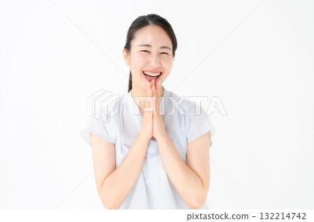 中間的女性微笑 132214742