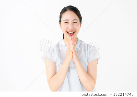 中間的女性微笑 132214743