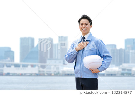 穿著工作服的男人，建築物 132214877