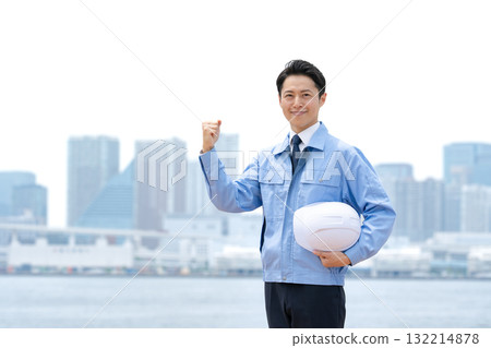 穿著工作服的男人、建築物、拳頭 132214878