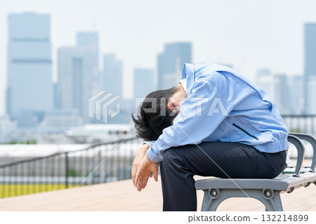 Men in work clothes are depressed 132214899