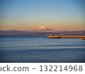 沐浴在朝陽中的相模灣和富士山 132214968