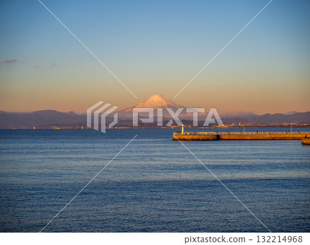 Sagami Bay and Mount Fuji bathed in the morning sun 132214968
