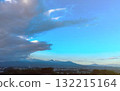 雲霧繚繞的春名山與高崎的街景 132215164