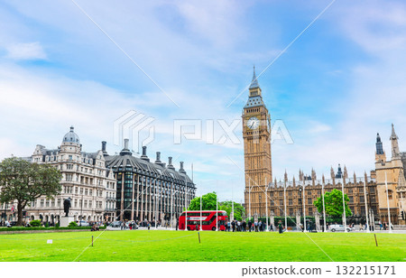 倫敦：從議會廣場看威斯敏斯特宮 132215171