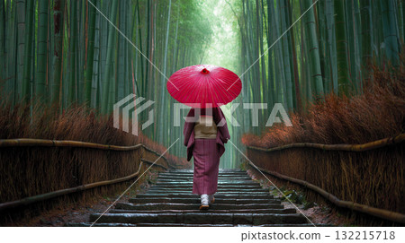 一位披肩的女子走上竹林裡的石階 一位披肩的女子走上竹林裡的石階 132215718