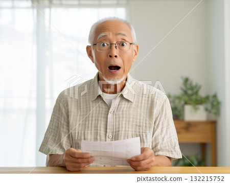 照片中一位老人對自己的生活開支和帳單感到驚訝 132215752