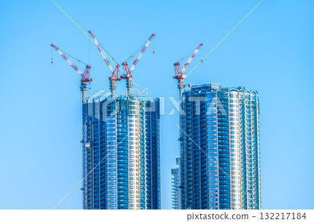 Tokyo cityscape in Japan - View of the Toyomi district and tower apartments under construction Tokyo cityscape in Japan - View of the Toyomi district and tower apartments under construction 132217184