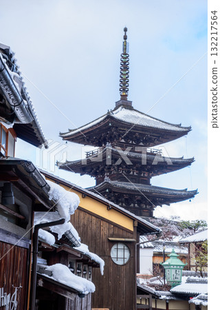 雪天的八坂塔 132217564