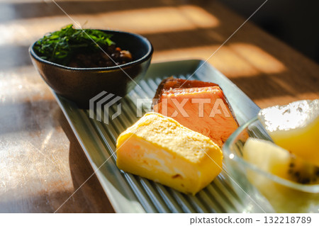 日式早餐，包括烤鮭魚、玉子燒（蛋捲）和納豆 132218789