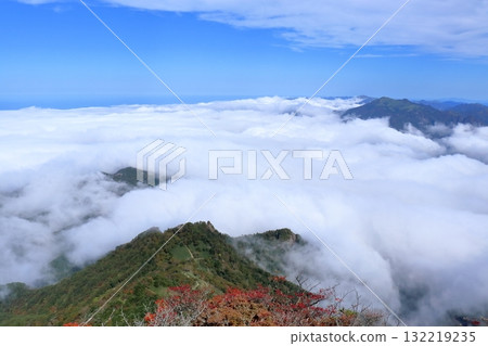 從彌山、石錘山（愛媛縣，日本百座名山之一）眺望雲海 132219235