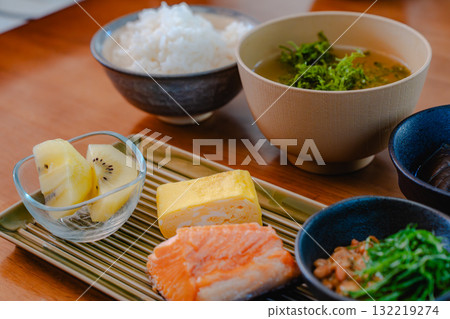 日式早餐，包括烤鮭魚、玉子燒（蛋捲）、味噌湯和納豆 132219274