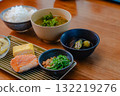 日式早餐，包括烤鮭魚、玉子燒（蛋捲）、味噌湯和納豆 132219276