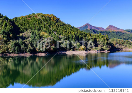 Autumn: Futatsuishi Dam in Miyagi Prefecture Autumn: Futatsuishi Dam in Miyagi Prefecture 132219541