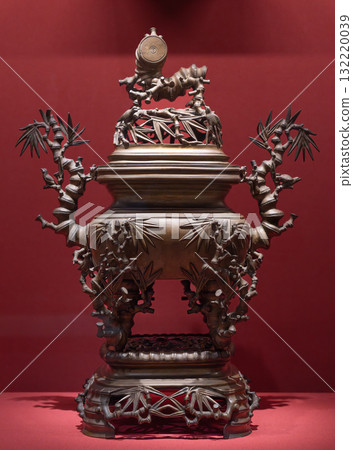 上海博物館東館雕塑展覽-青銅竹節漣香爐 132220039