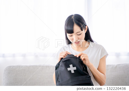 背著防災背包的年輕女子 132220436