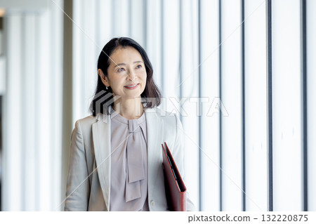 走在辦公室的女商人 132220875