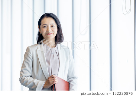 有文件的女商人 132220876