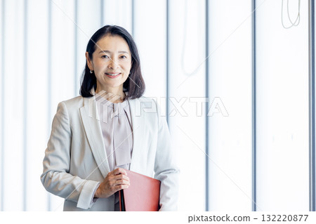 有文件的女商人 132220877