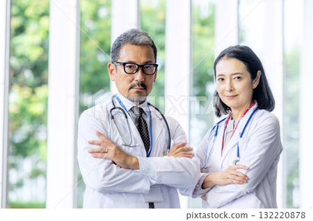 資深男醫生及女醫生 132220878