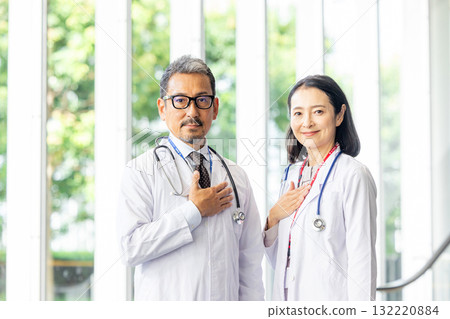 資深男醫生及女醫生 132220884