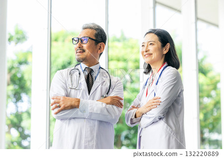 資深男醫生及女醫生 132220889