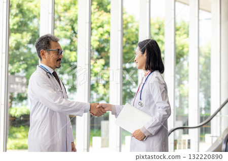 醫生握手 132220890