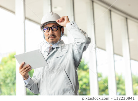 現場主管正在看平板電腦 132220941