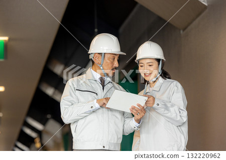 平板電腦的工人 132220962