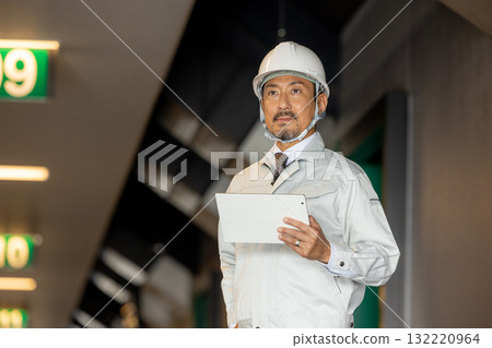 On-site supervision with tablet On-site supervision with tablet 132220964