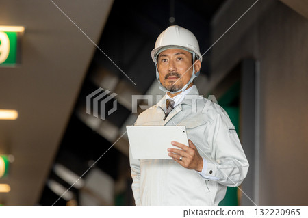 On-site supervision with tablet On-site supervision with tablet 132220965