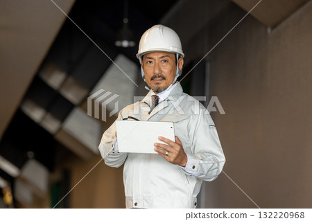 On-site supervision with tablet On-site supervision with tablet 132220968