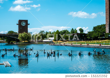 富岩運河環水公園的鐘樓和星巴克在夏日的天空下閃閃發光 132221332