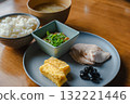 一份健康的日式早餐，包括雞胸肉和玉子燒（雞蛋捲），配納豆和味噌湯 132221446