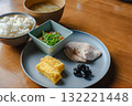 一份健康的日式早餐，包括雞胸肉和玉子燒（雞蛋捲），配納豆和味噌湯 132221448