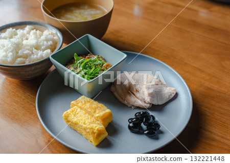 一份健康的日式早餐,包括雞胸肉和玉子燒(雞蛋捲),配納豆和味噌湯 一份健康的日式早餐,包括雞胸肉和玉子燒(雞蛋捲),配納豆和味噌湯 132221448
