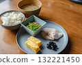 一份健康的日式早餐，包括雞胸肉和玉子燒（雞蛋捲），配納豆和味噌湯 132221450
