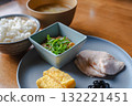 一份健康的日式早餐，包括雞胸肉和玉子燒（雞蛋捲），配納豆和味噌湯 132221451