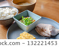 一份健康的日式早餐，包括雞胸肉和玉子燒（雞蛋捲），配納豆和味噌湯 132221453