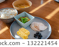 一份健康的日式早餐，包括雞胸肉和玉子燒（雞蛋捲），配納豆和味噌湯 132221454