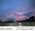 從河上看到的日落和城市景觀 132222145